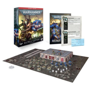 Caixa e manual de Recruit Edition de Warhammer 40K sob um cenário do jogo com peças dos dois exércitos