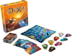 Caixa do jogo Dixit, com seus componentes na mesa